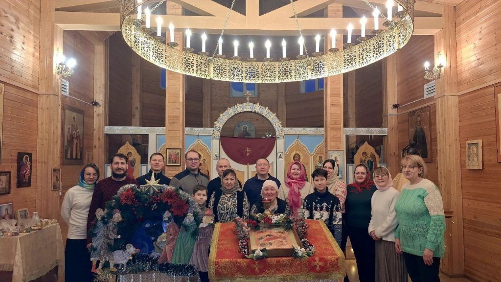 После Рождественского богослужения мирским чином в Серафимо-Никольском храме п. Тикси (Якутия)