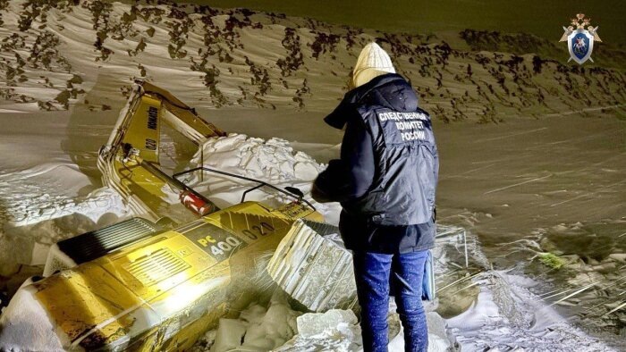 Кабина экскаватора полностью ушла под снег / Фото: СУ СК РФ по Сахалинской области