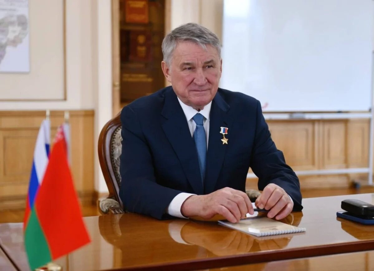    Смоленский губернатор поздравил с днем рождения сенатора Юрия Воробьева