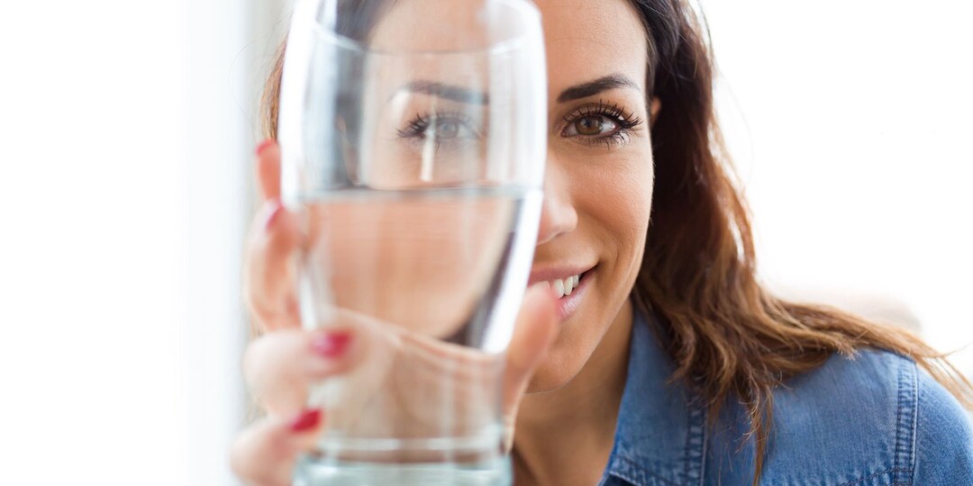 Тёплая вода с утра: волшебное зелье или просто вода? Разбираемся без фанатизма