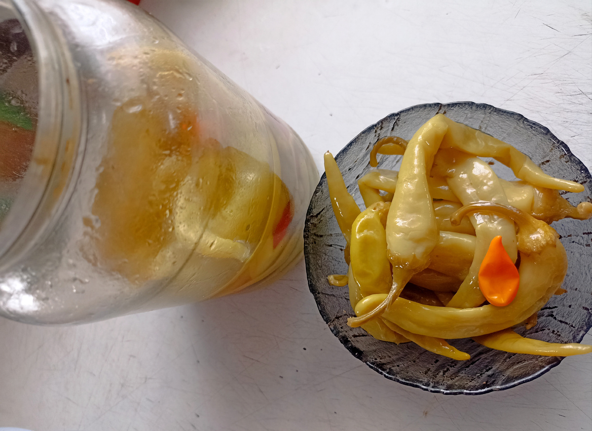 вот такие 2 мелких оранжевых Чили я добавила на каждую 1,5 банку сладкого цицака