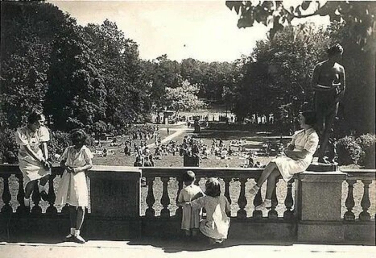 Детство Маргариты прошло в райских садах Царского Села, но война безжалостно превратила этот рай в пепелище.