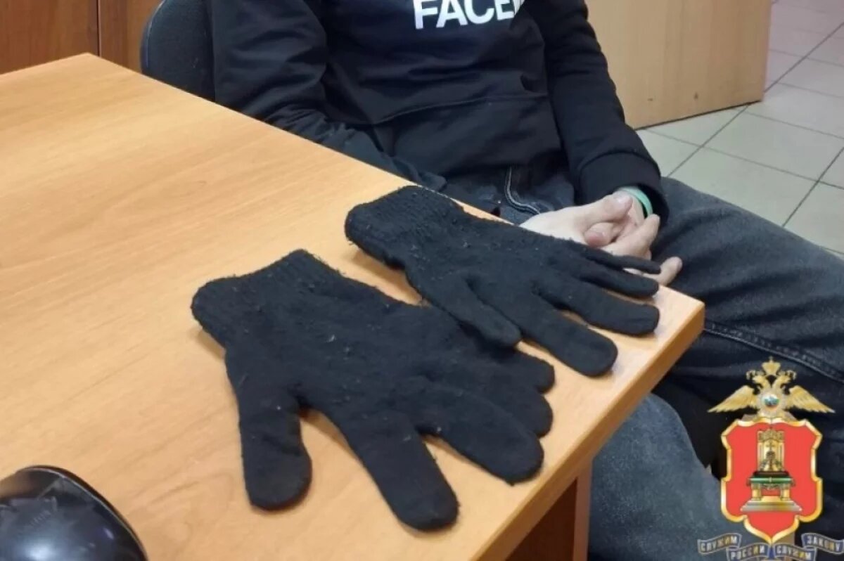    В Вышнем Волочке молодой человек похитил из магазина деньги и хлеб