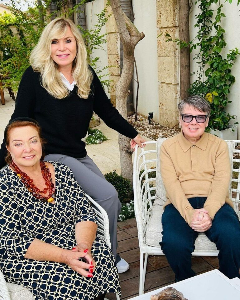 Валентин Юдашкин с женой и мамой