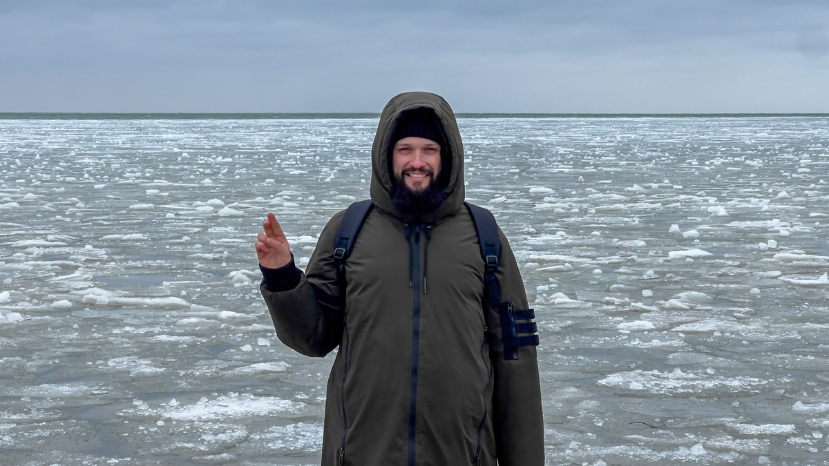 На улице минус, а мы стоим на замерзшем Азовском море. Холодно и страшно.