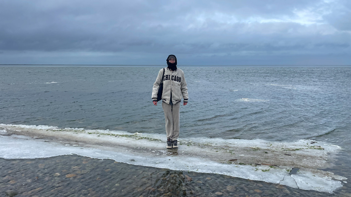 На улице минус, а мы стоим на замерзшем Азовском море. Холодно и страшно.