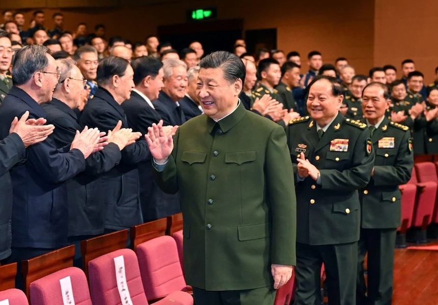 Си Цзиньпин отстранил от должности генерала Чжан Юся (справа от господина Си), самого высокопоставленного военного в НОАК Источник: Синьхуа / Alamy