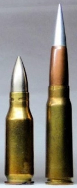 Слева швейцарский патрон 7,62x38, справа испанский патрон 7,92x40.