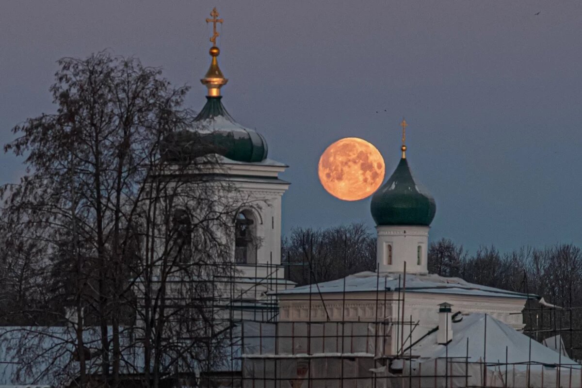    Астроном-любитель запечатлел полнолуние над Мирожским монастырем в Пскове