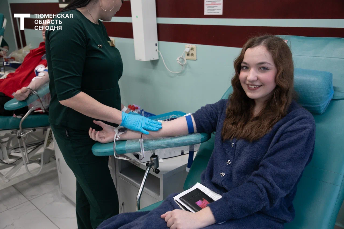 Второкурсница медуниверситета Полина Фаворская по примеру своей бабушки решила сдавать кровь
Фото Сергея КУЛИКОВА