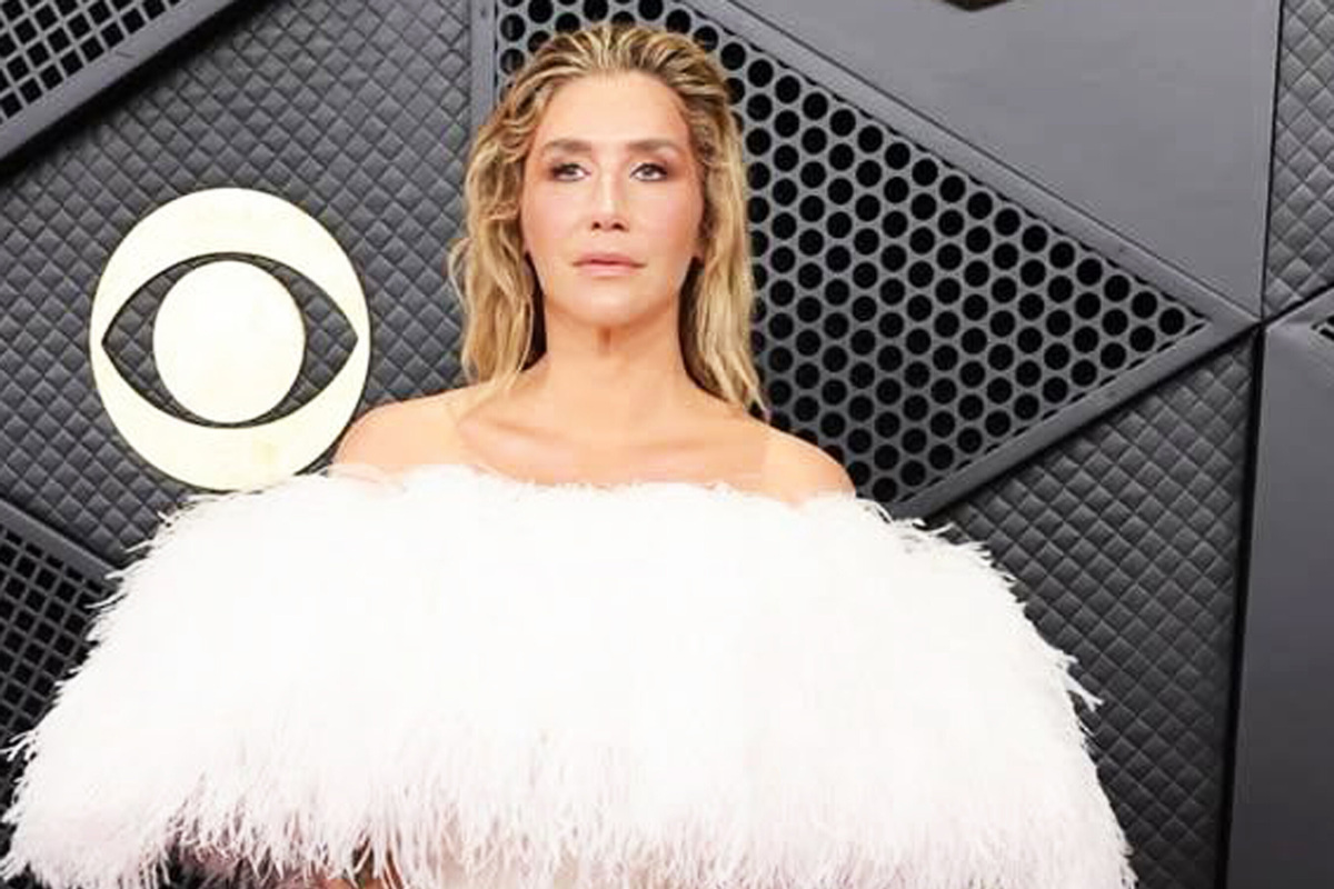     Певица Кеша в перьевом платье российского бренда и босиком появилась на красной дорожке премии «Грэмми»