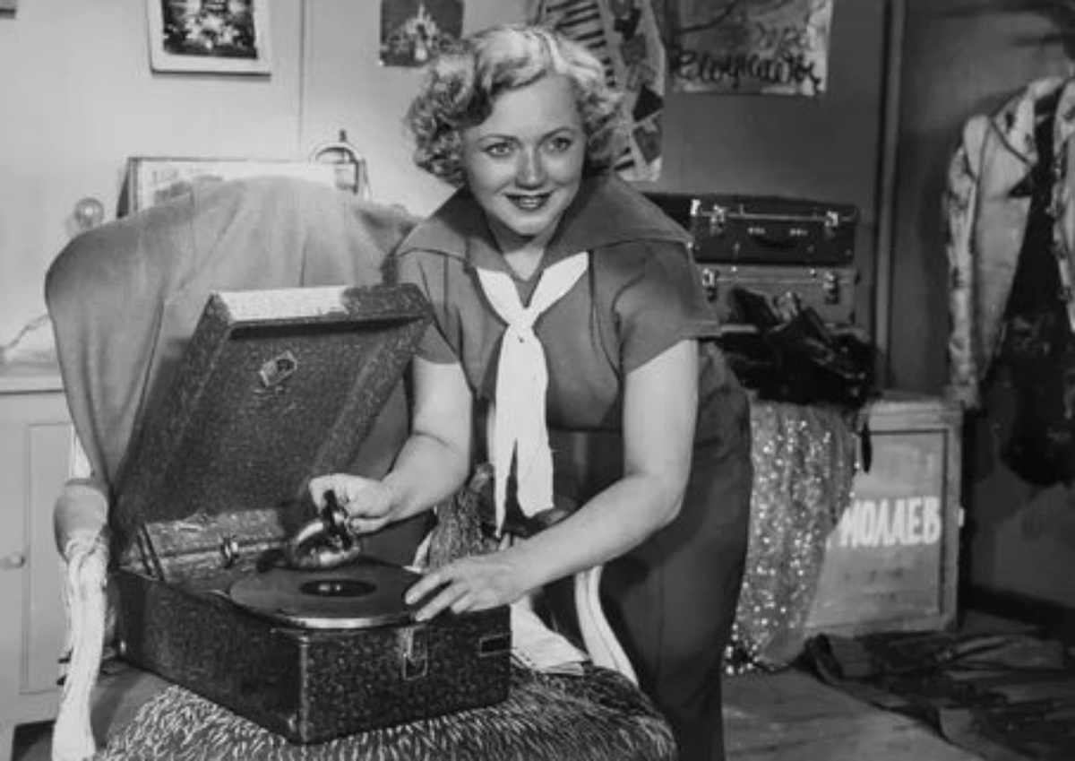 Людмила Касаткина обладала удивительным даром — за ее мягкой улыбкой скрывался стальной характер, который помогал ей преодолевать любые испытания судьбы.