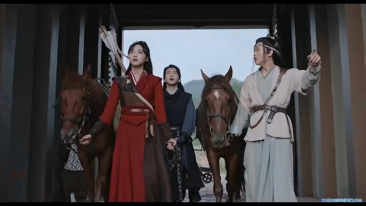 В самом начале герои заходят в новый город