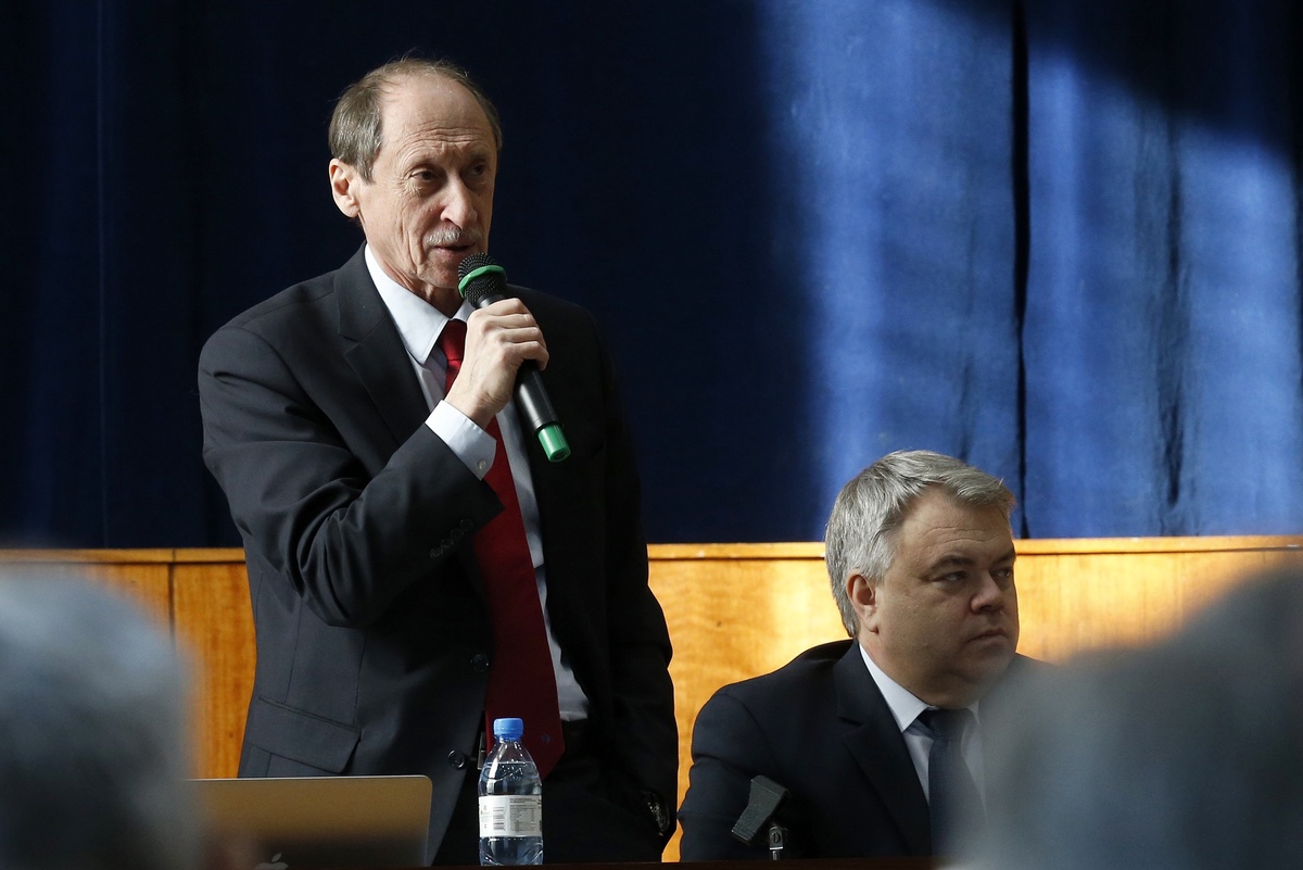    Валентин Балахничев и генеральный секретарь Всероссийской федерации легкой атлетики Михаил Бутов (слева направо) на заседании президиума Всероссийской федерации легкой атлетики. /Михаил Джапаридзе/ТАСС