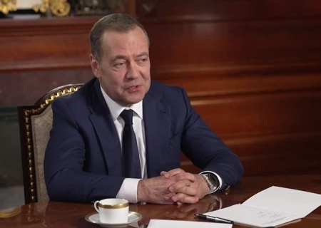    Медведев призвал не называть Британию «великой» и напомнил, как британцы готовили бандеровских боевиков