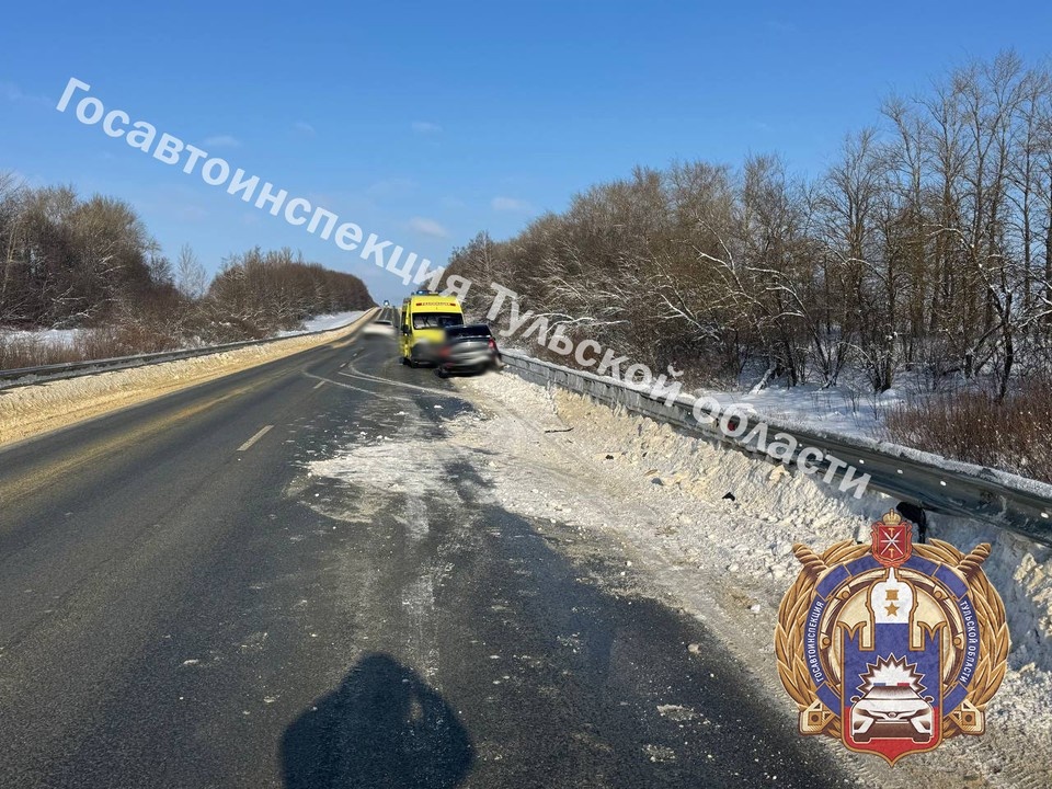    На трассе М-4 в Богородицком районе автоледи на «Рено» врезался в блокпост материалы пресс-служб