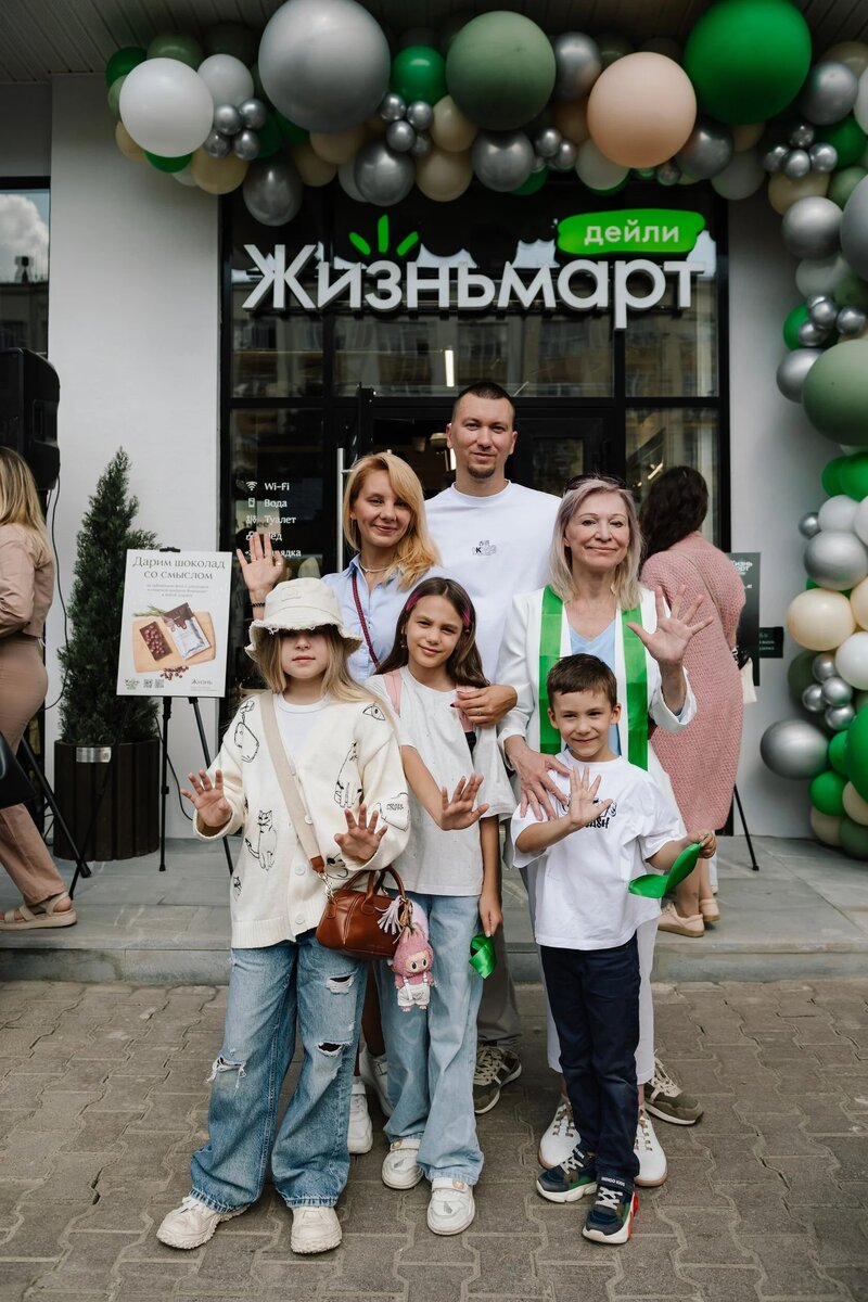 Наш герой – Алексей Молчанов, управляющий партнер шести магазинов Жизньмарт, владелец фабрики готовой еды и альпинист. Мы поговорили о трудностях, мотивации, управленческих решениях и ценностях.