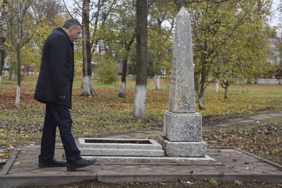 Александр Хинштейн у обелиска на братской могиле мирных граждан Тима. 23 октября 2025 года