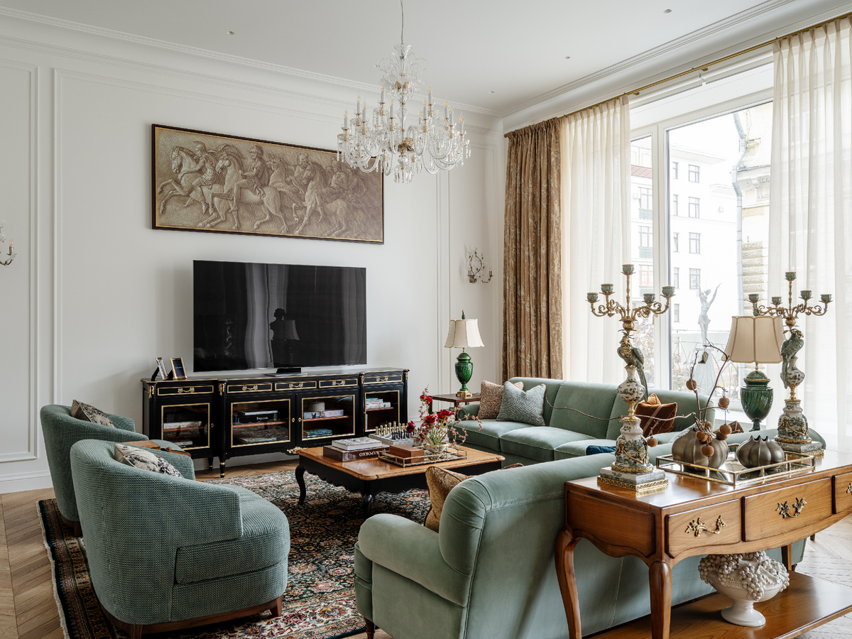 ТВ-зона. Журнальный стол и комод под ТВ — Salda, кресла Annibale Colombo, диваны Tosconova, декоративные подушки из Enere.it, декор — «Мастерская Кати Гердт», настольные лампы из Moon Stores, картина Егор Острова. 

