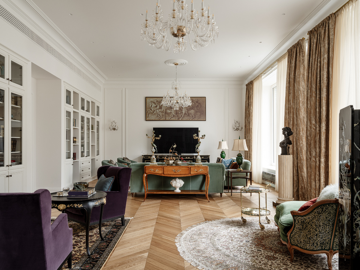 Общий ракурс гостиной. Кушетка и консоль Salda, декоративные подушки из Enere.it, ковры Kulturakovrov, столики из «Мастерской Кати Гердт», настольные лампы — Moon Stores, пара кресел Living Divani. 
