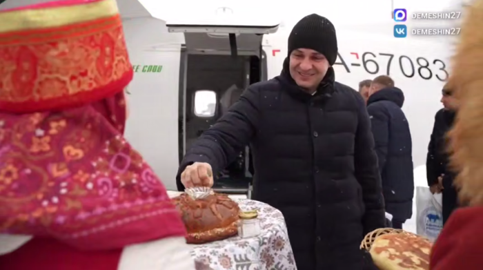 Губернатора встречают хлебом-солью у борта самолёта / скриншот кадра видео телеграм-канал Дмитрий Демешин