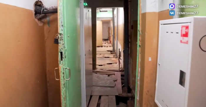 С таким больничным полом и здоровому человеку легко стать больным / скриншот кадра видео телеграм-канал Дмитрий Демешин