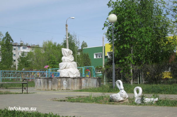    Камышин. На аллее, созданной в память о Евгении Мартынове и его творчестве