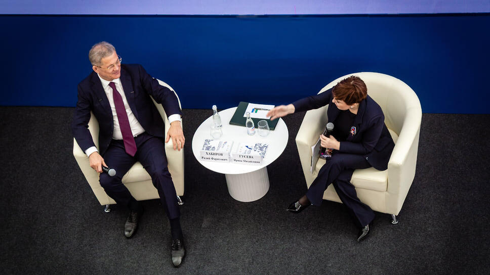 Глава Башкирии Радий Хабиров (слева) и сопредседатель Всероссийской ассоциации развития местного самоуправления Ирина Гусева на муниципальном форуме «Малая родина — сила России» в Уфе.📷Фото: Идэль Гумеров / Коммерсантъ