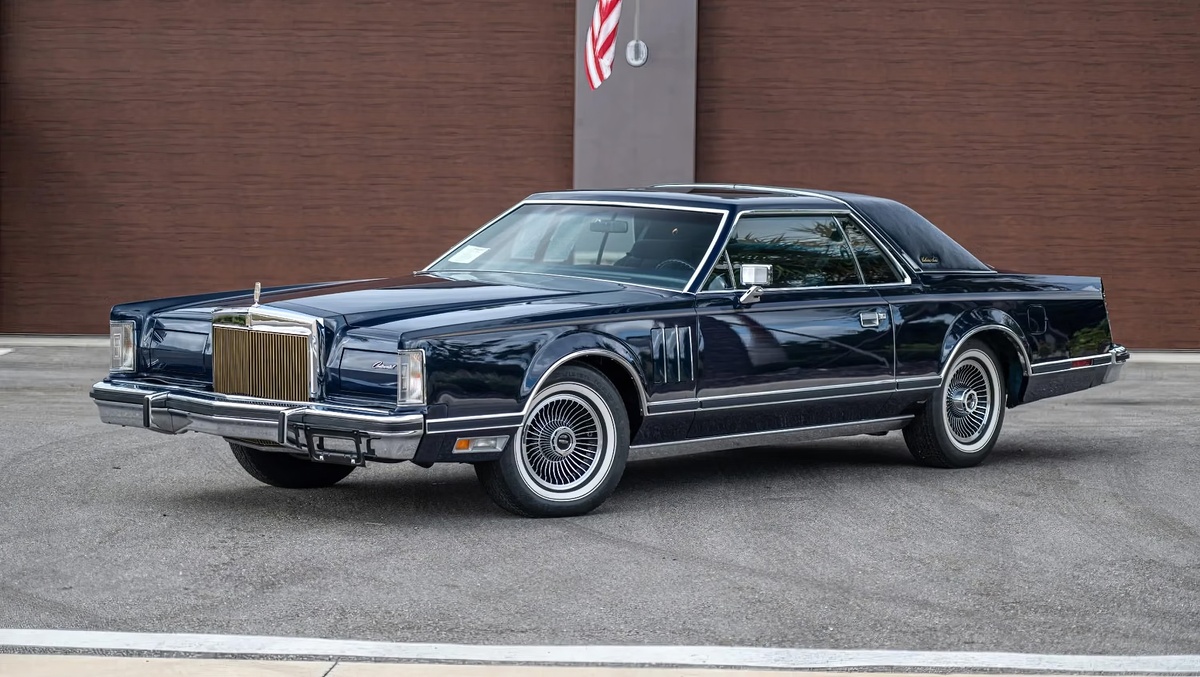 ©Bring a Trailer ©Lincoln