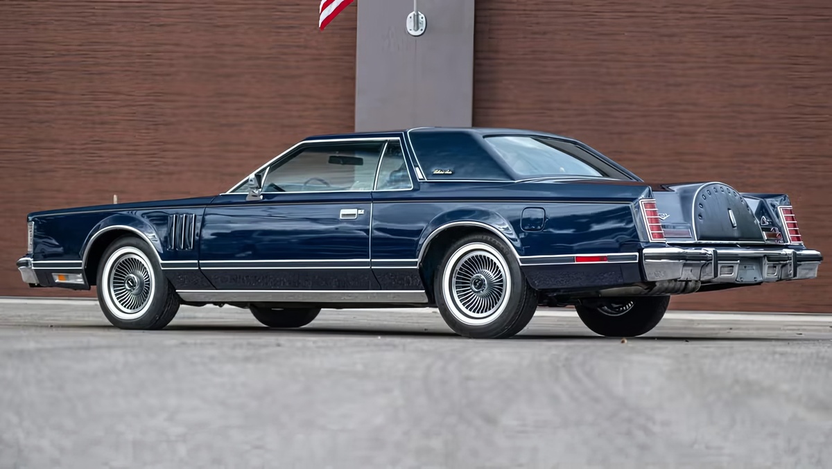 ©Bring a Trailer ©Lincoln