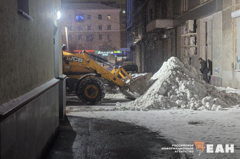    ЕАН / Антон Гуськов. Экскаватор убирает снег