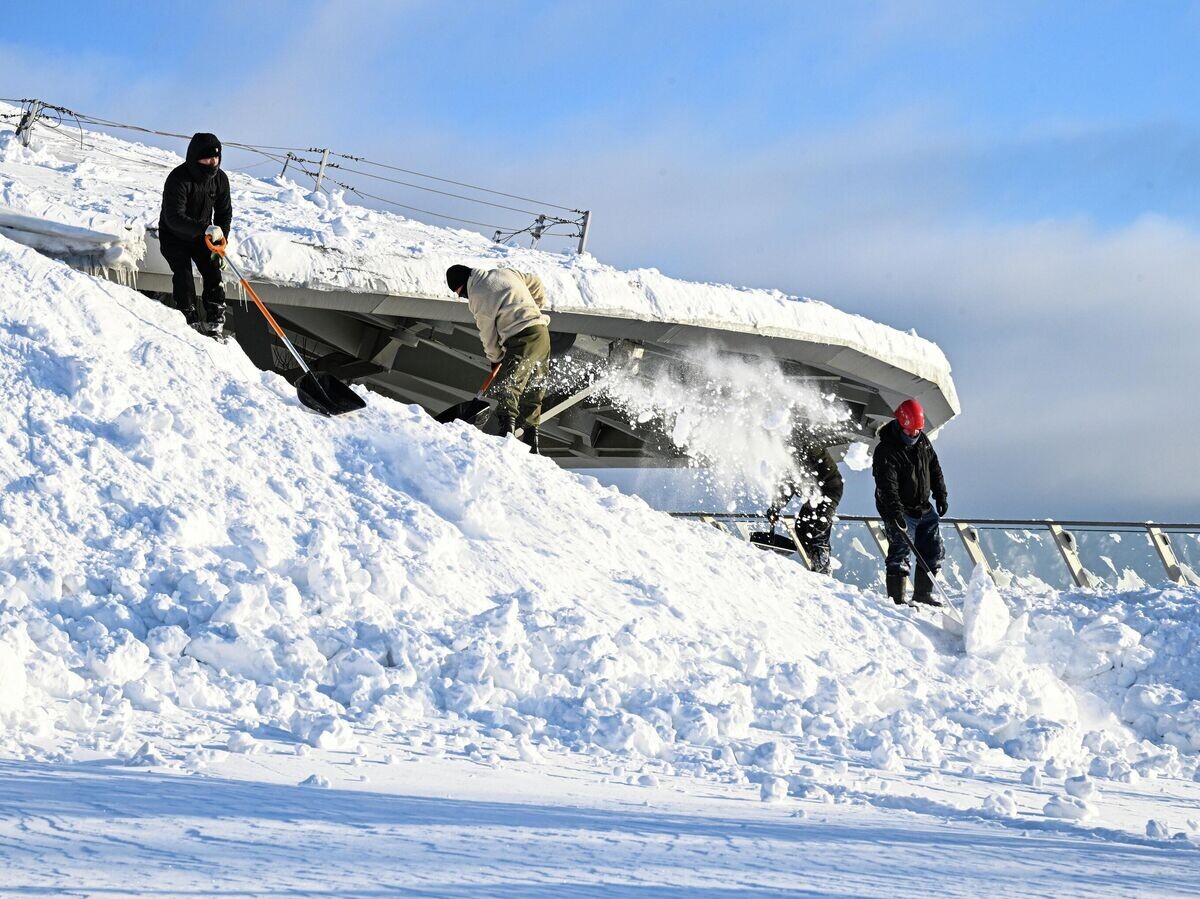    Уборка снега с крыши концертного зала в парке Зарядье в Москве | © РИА Новости / Екатерина Чеснокова