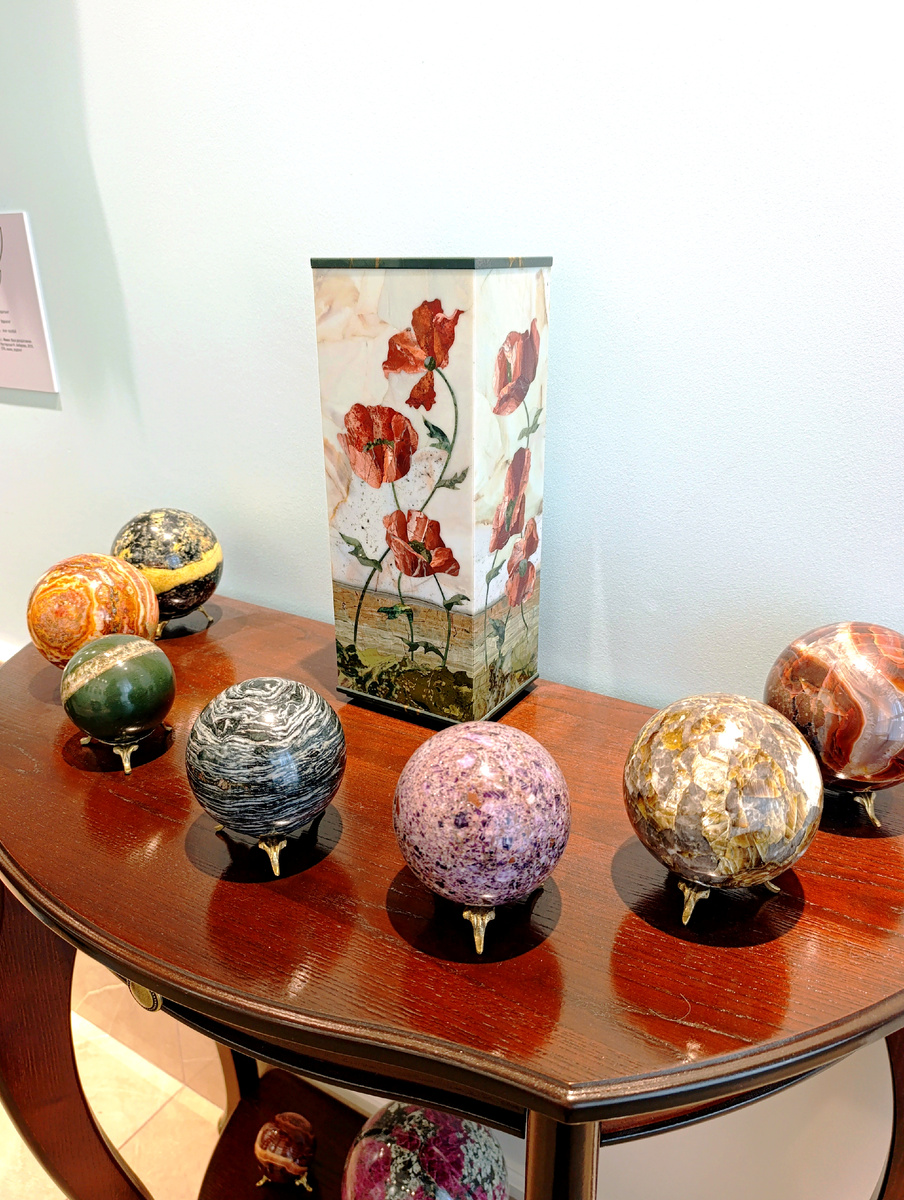 Ваза "Маки" в технике флорентийской мозаики и сферы самоцветов.