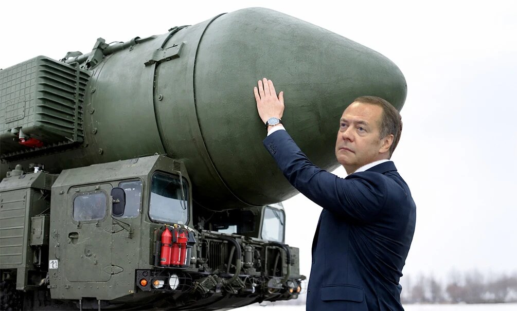    Дмитрий Медведев фактически перешел к риторике из старой советской песни: бронепоезд у нас есть, но он все же на запасном пути. Иллюстрация: Блокнот