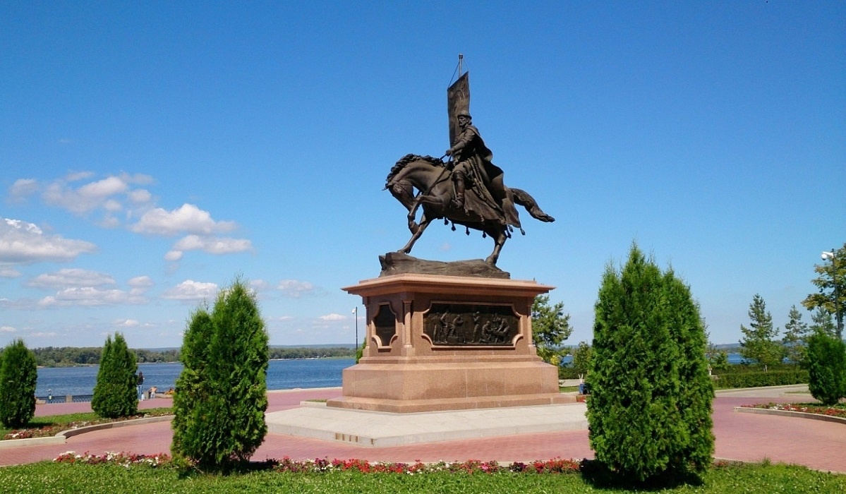 г.Самара, памятник Засекину на набережной - основателю города.