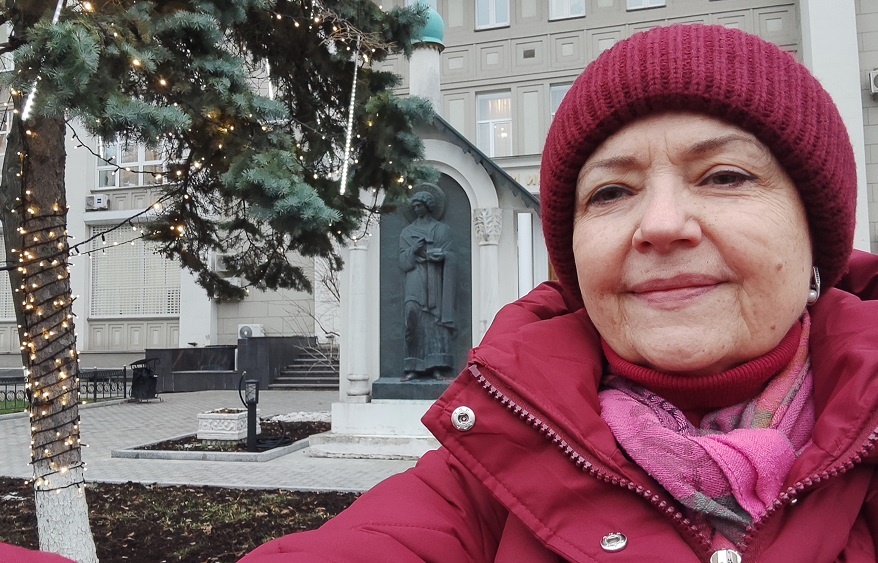 С поезда - к врачу. У входа в МНИОИ им. П.А. Герцена, декабрь 2025 года