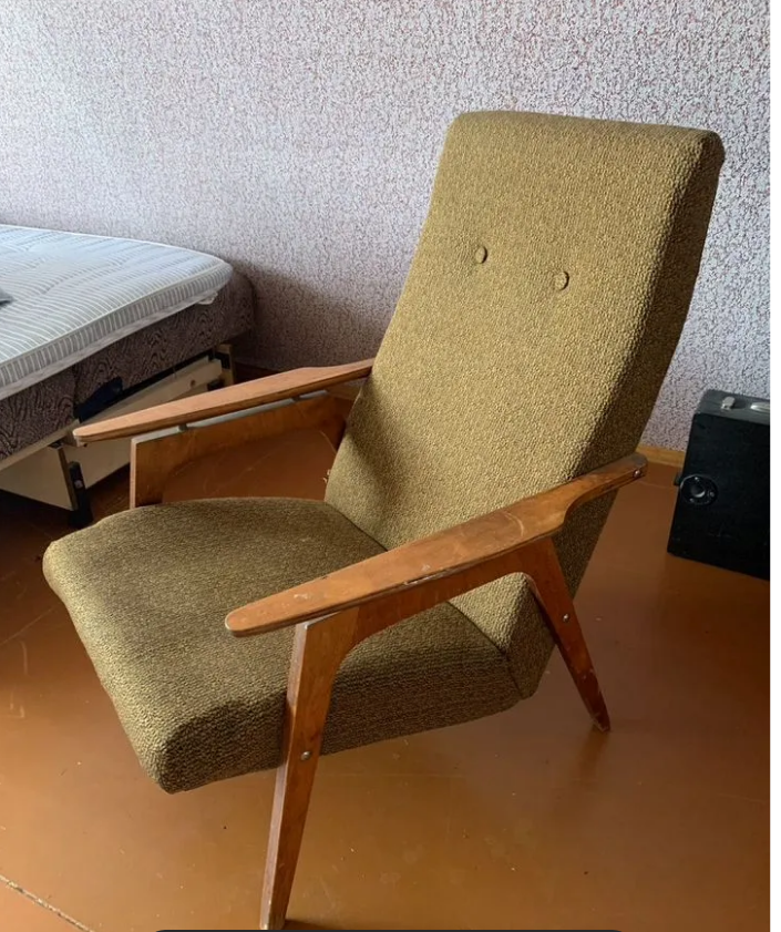 Деревянные кресла подобной формы без реставряции на Авито стоят от двух тысяч рублей. Фото взято с карточки продавца. Не реклама.