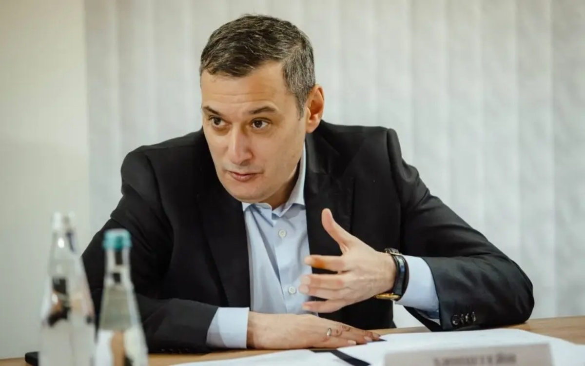    Губернатор Курской области Александр Хинштейн выписан из больницы после ДТП и продолжает работать из дома фото: телеграм-канал Александра Хинштейна
