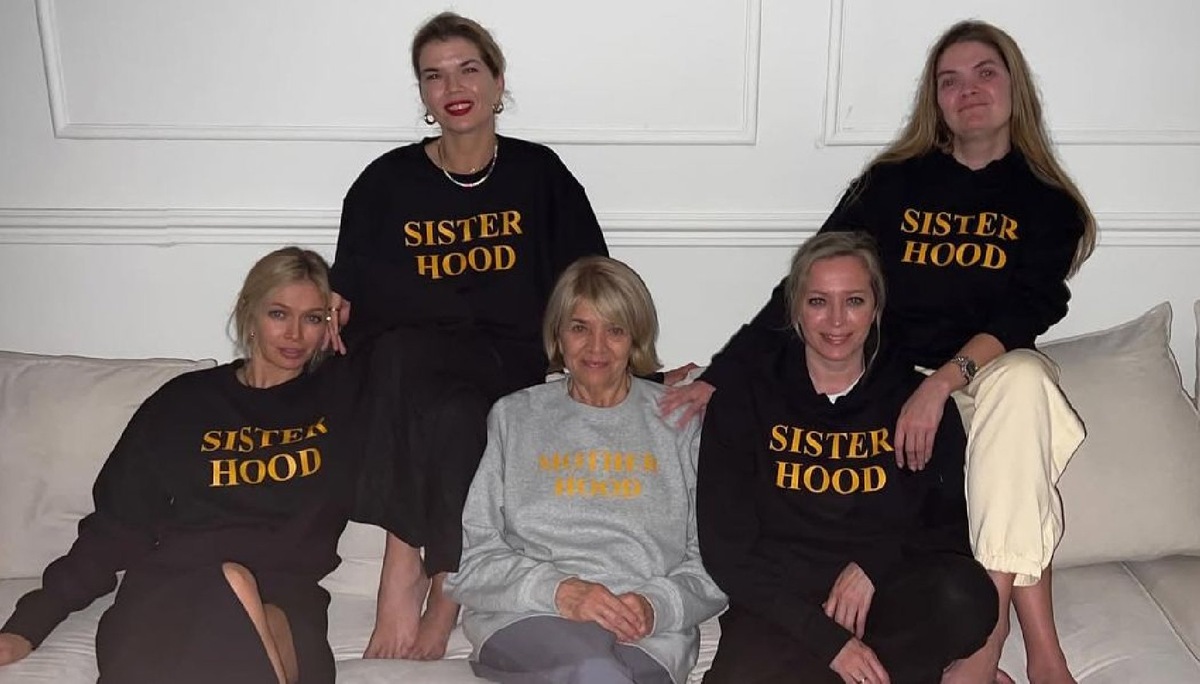    Вера Брежнева с мамой и сёстрами (Фото: Instagram* /@ververa)