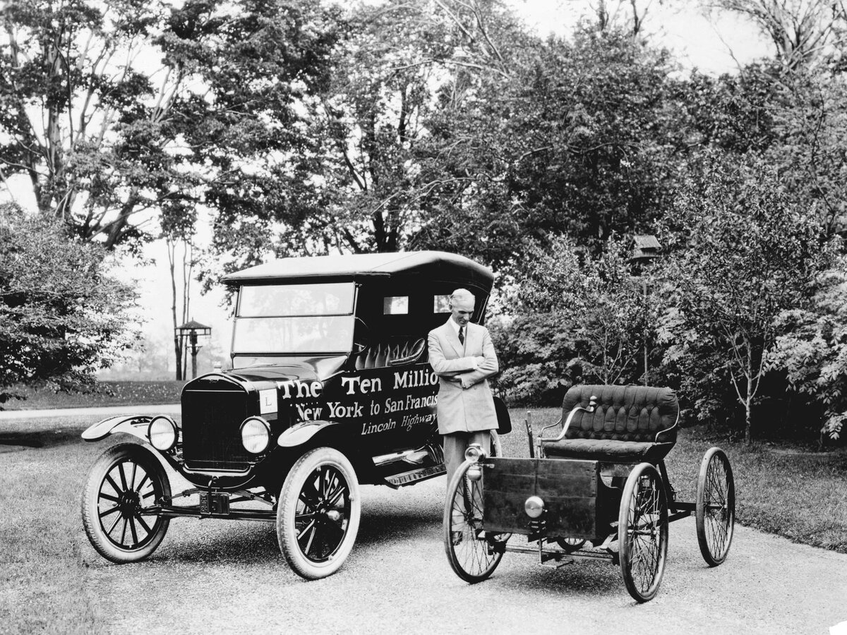  Генри Форд и его детище — Model T 1908 года. Простая конструкция и ясная цель: сделать автомобиль доступным для каждого.