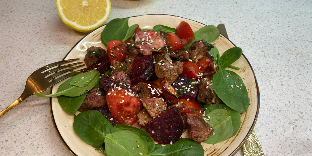 Тёплый салат из куриной печени со свёклой.