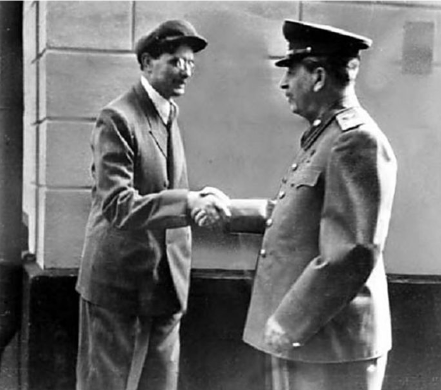 Суслов и Сталин. Источник - https://russian7.ru/post/mikhail-suslov-seryy-kardinal-brezhnev/