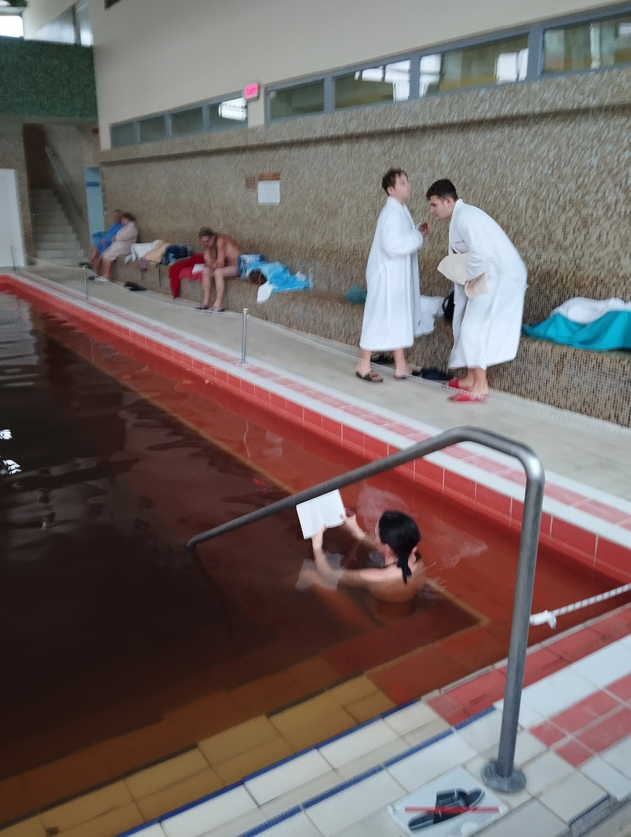 Венгерка с книгой в термальной воде