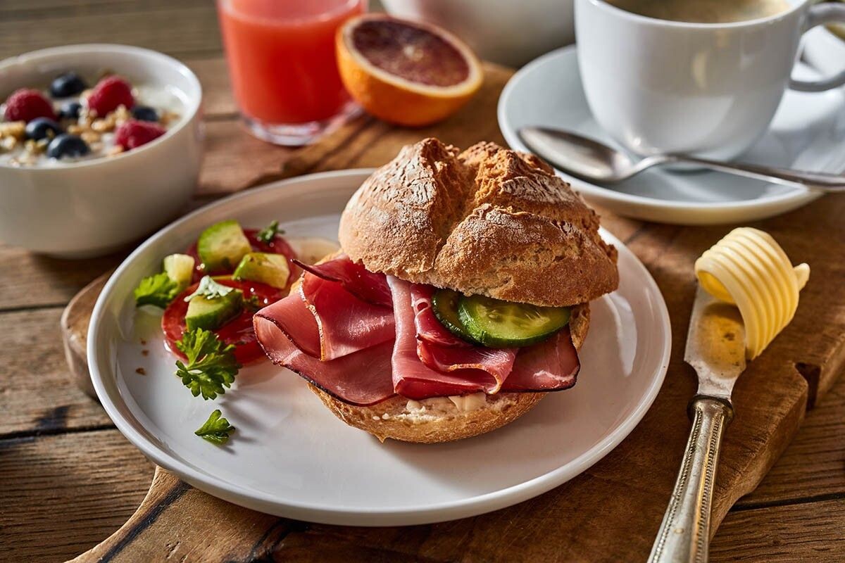 Завтракать в отеле выгоднее, чем в городе. Источник: stockcreations / Shutterstock / FOTODOM📷
