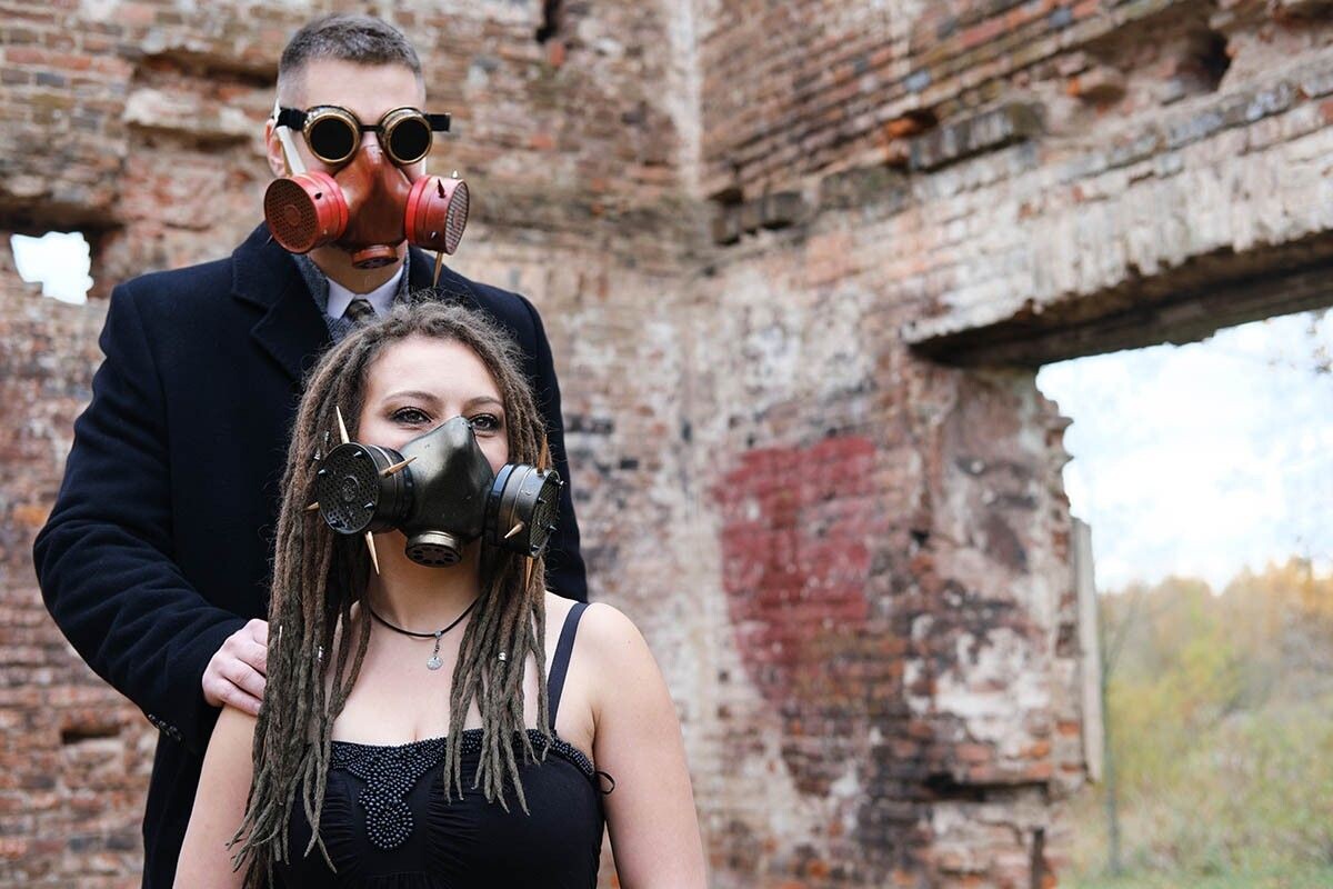 Двух респираторов и необычных очков вполне хватит для атмосферной постапокалиптической фотосессии. Источник: Yuliya Yesina / Shutterstock / FOTODOM📷

