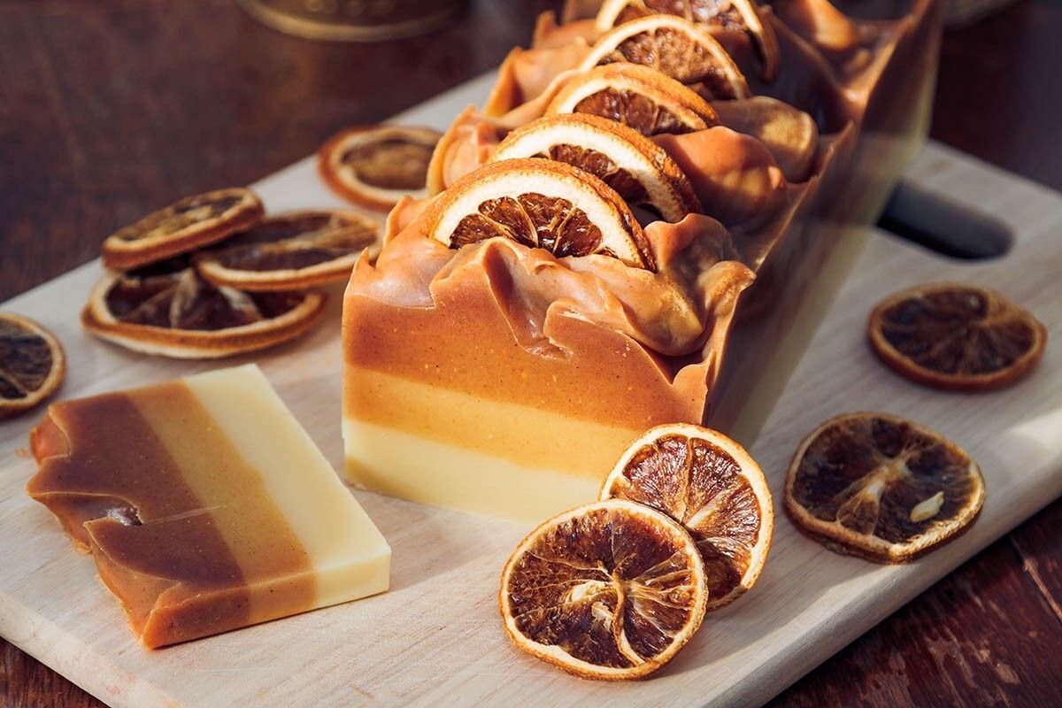 Душистое, красивое, с понятным составом — мыло своими руками. Источник: Zichrini / Shutterstock / FOTODOM📷
