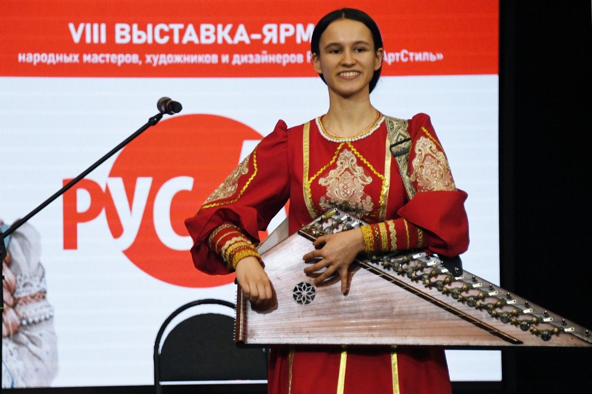    Гуслярка Полина Черномаз выступает на выставке-ярмарке "РусАртСтиль" в Москве. / Владимир Вяткин/РИА Новости