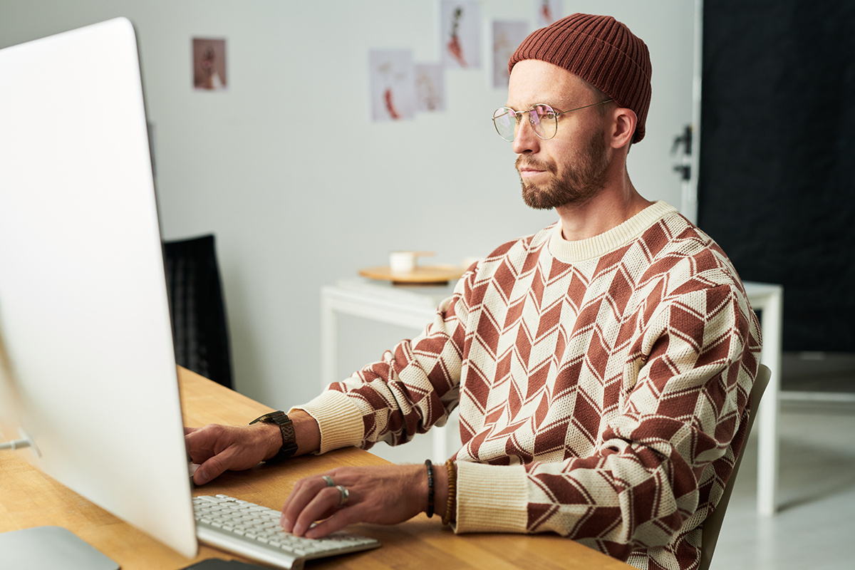 Media_Photos / Shutterstock / FOTODOM📷То, какие символы отобразятся на экране после нажатия клавиш, определяет раскладка клавиатуры. Для каждого языка она своя, поэтому даже одинаковые буквы будут в разных местах