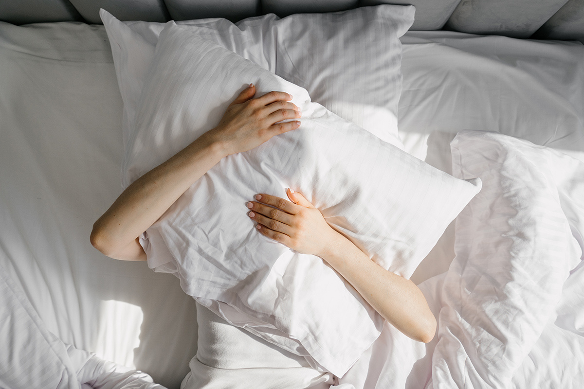 brizmaker / Shutterstock / FOTODOM📷Когда человек ложится спать примерно в одно и то же время и не засиживается с телефоном ночью, сны становятся спокойнее