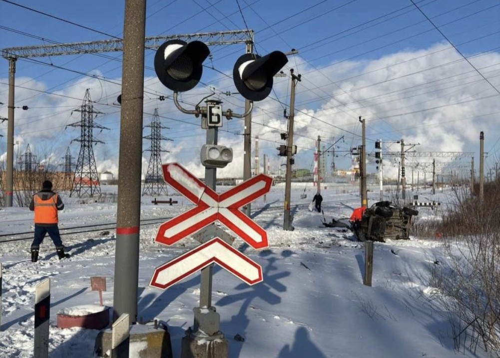    Опубликованы фото с места столкновения поезда и легковушки в Тольятти